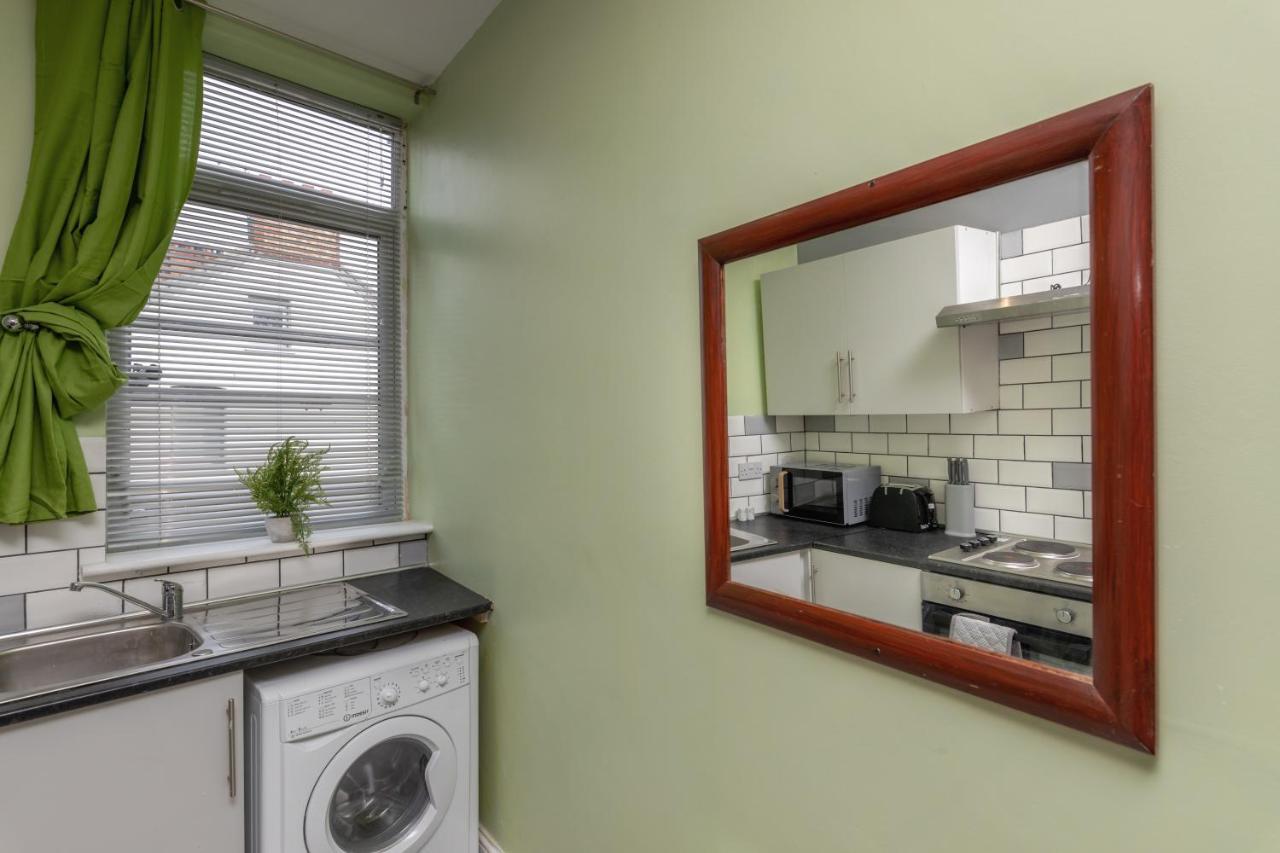 Stockton Town Centre Studio Apartments Free Parking And Wi-Fi Esterno foto