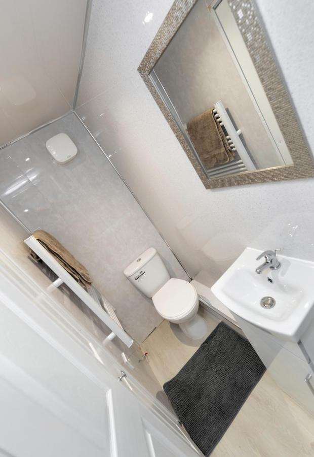 Stockton Town Centre Studio Apartments Free Parking And Wi-Fi Esterno foto