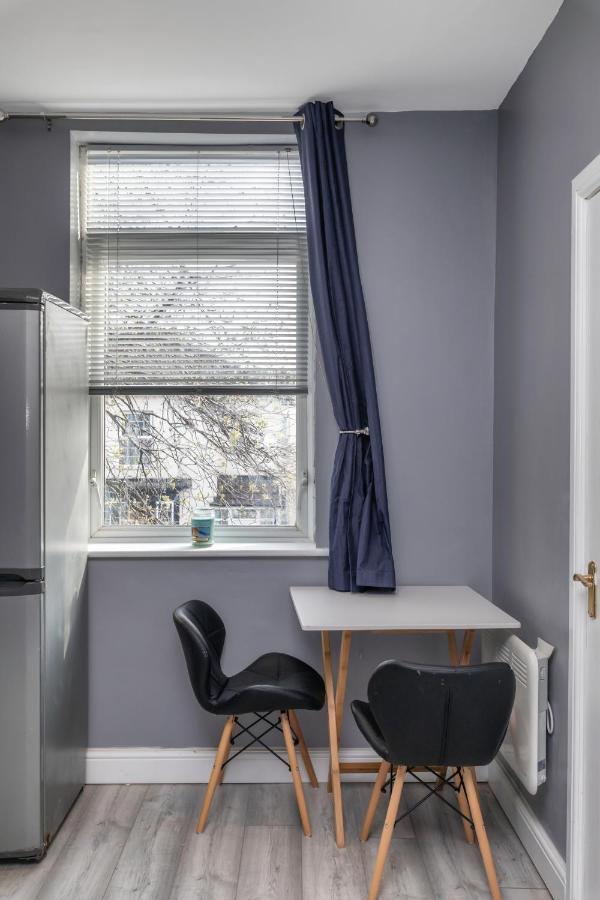 Stockton Town Centre Studio Apartments Free Parking And Wi-Fi Esterno foto