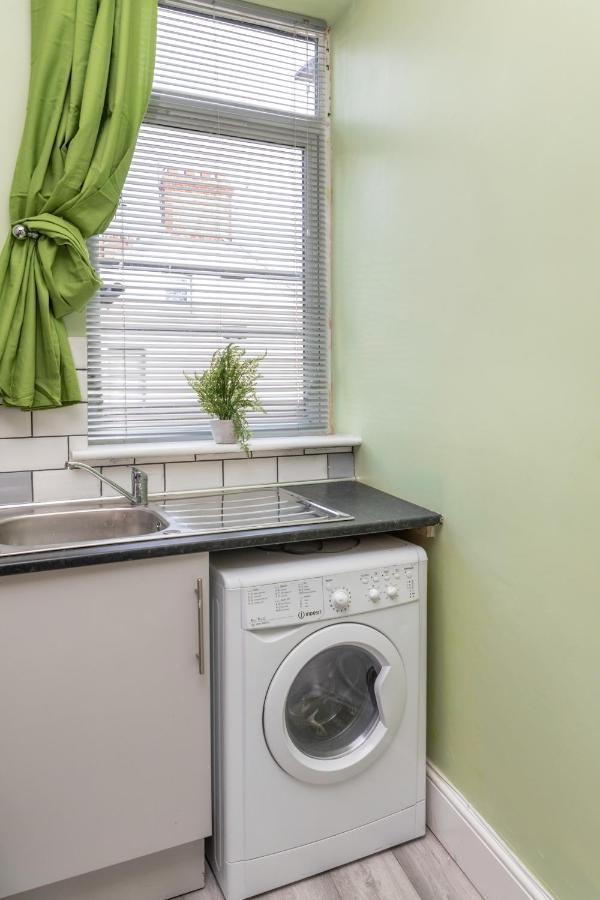 Stockton Town Centre Studio Apartments Free Parking And Wi-Fi Esterno foto
