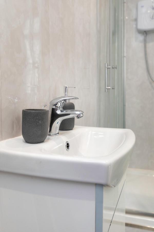 Stockton Town Centre Studio Apartments Free Parking And Wi-Fi Esterno foto