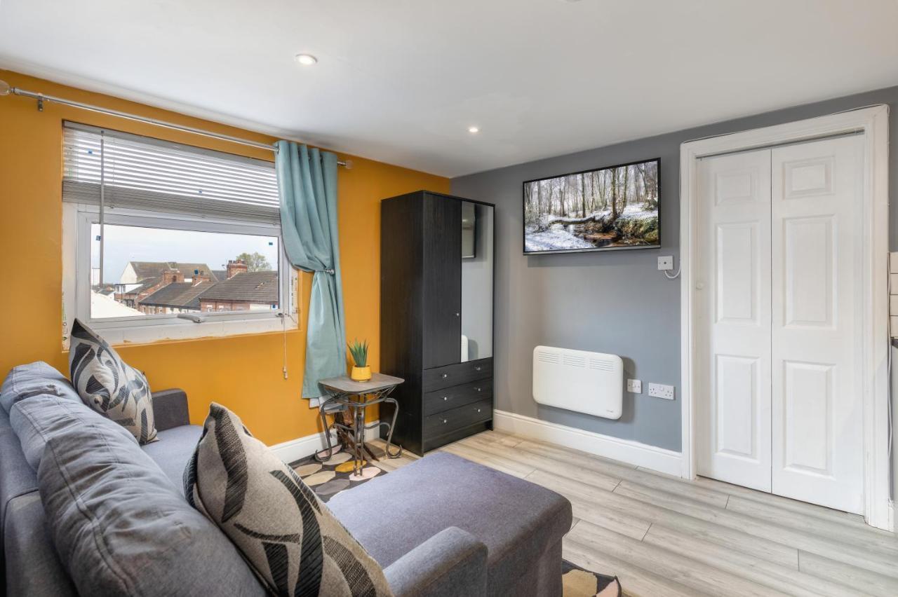 Stockton Town Centre Studio Apartments Free Parking And Wi-Fi Esterno foto