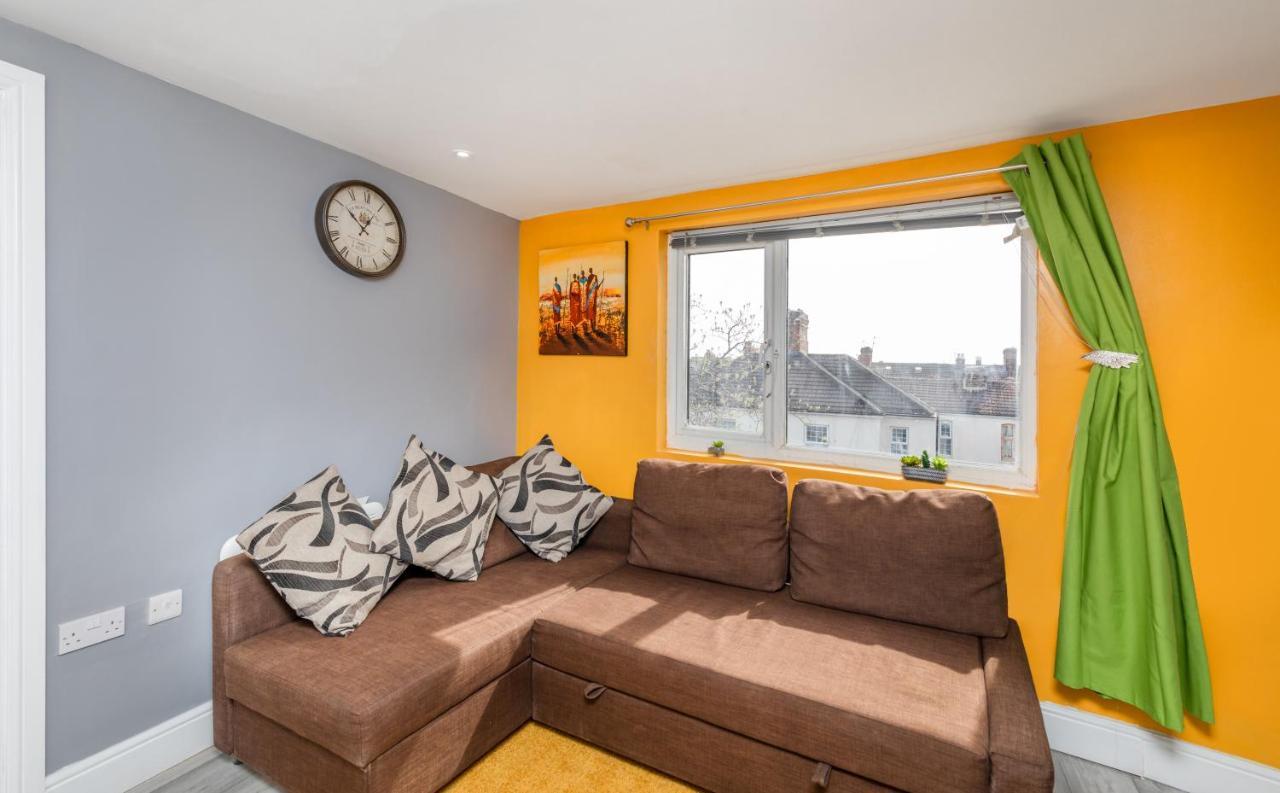 Stockton Town Centre Studio Apartments Free Parking And Wi-Fi Esterno foto